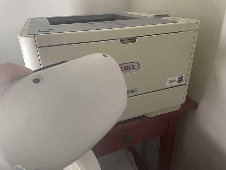 Oculus Quest 2 neben einem alten Drucker